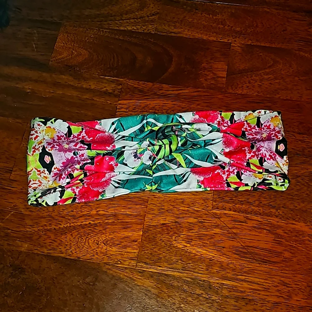Womens nwots stretchy front twist headband